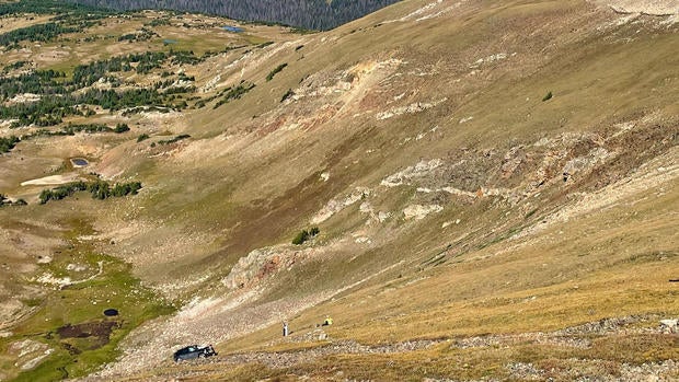 nps-photo-park-sar-staff-and-tow-truck-staff-are-working-to-remove-vehicle-that-drove-off-road-in-rmnp-006-copy.jpg 