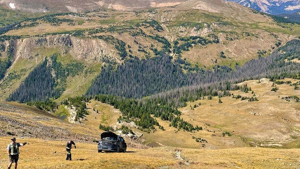 nps-photo-park-staff-and-tow-truck-staff-are-working-to-remove-vehicle-that-drove-off-road-in-rmnp-004-copy.jpg 