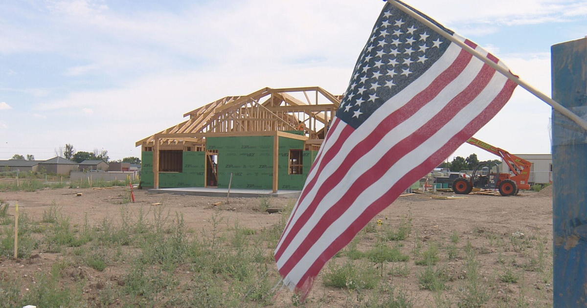 Volunteers Begin Building Tiny Homes For Veterans In Colorado - CBS ...