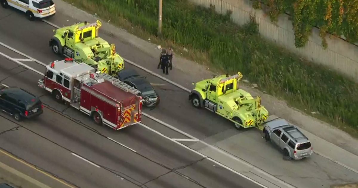 Pursuit on Eisenhower Expressway leads to crash - CBS Chicago