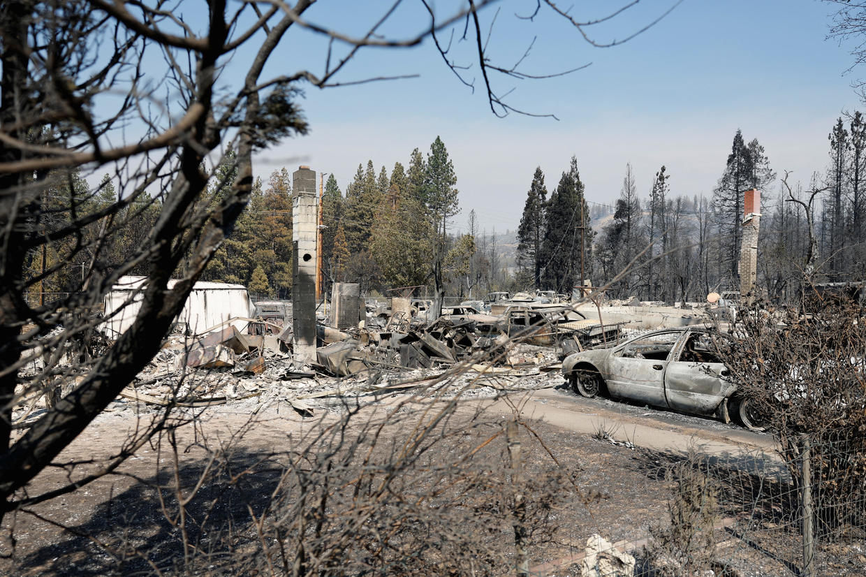 Wildfire tears through Northern California town of Weed, kills two ...