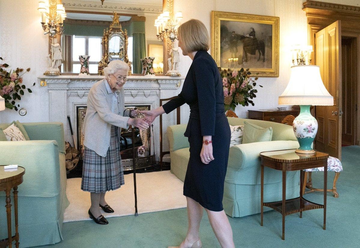 liz-truss-queen.jpg 