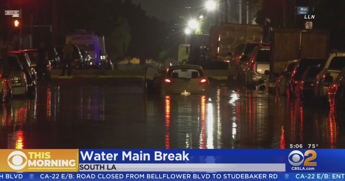 Water main break floods South LA streets - CBS Los Angeles