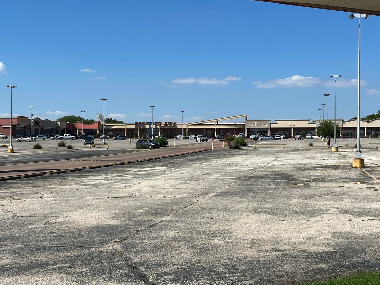 Shooting at Oak Cliff shopping center leaves 1 dead, 2 wounded - CBS Texas