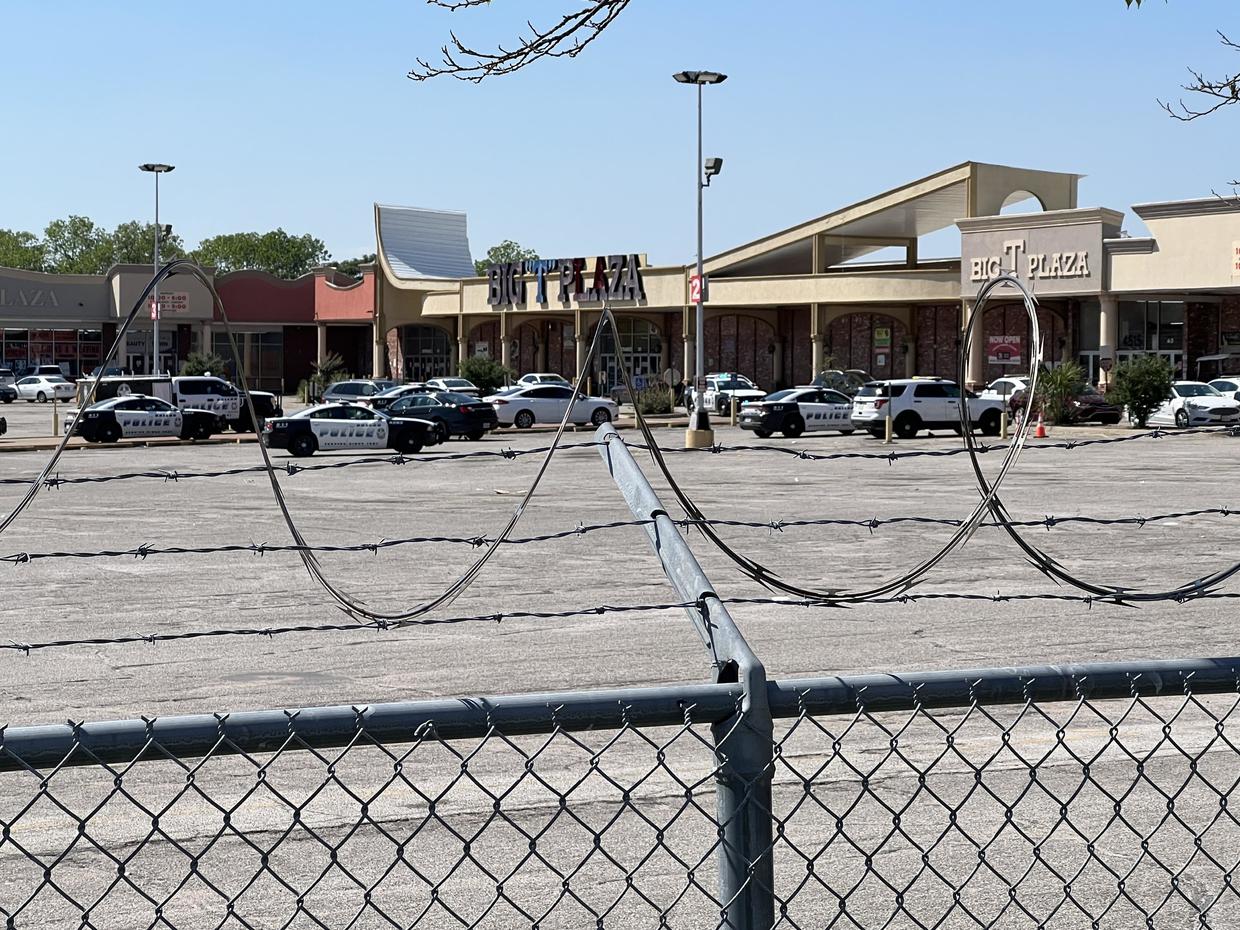 Shooting At Oak Cliff Shopping Center Leaves 1 Dead, 2 Wounded - 208grill