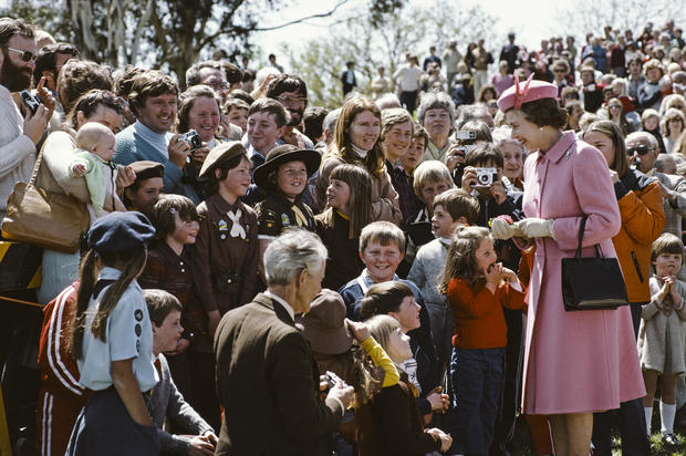 Elizabeth II greets a crowd 