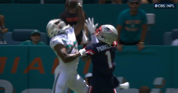 Xavien Howard grabbing DeVante Parker 