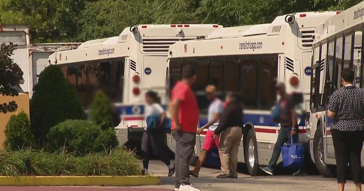 more-buses-carrying-migrants-arrive-in-chicago-area-cbs-chicago