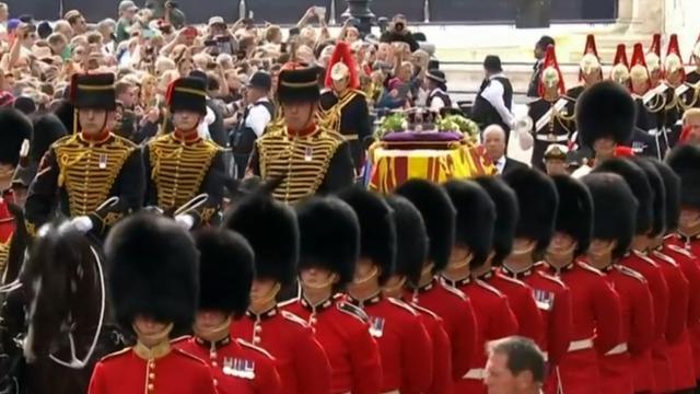 cbsn-fusion-mourners-applaud-queen-elizabeth-ii-as-her-coffin-travels-to-westminster-hall-thumbnail-1286556-640x360.jpg 