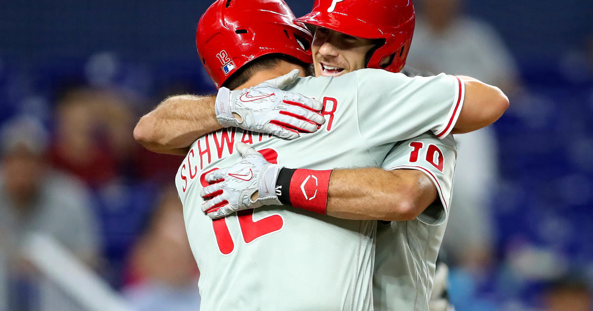 J.T. Realmuto homers twice to send Phillies to fifth consecutive