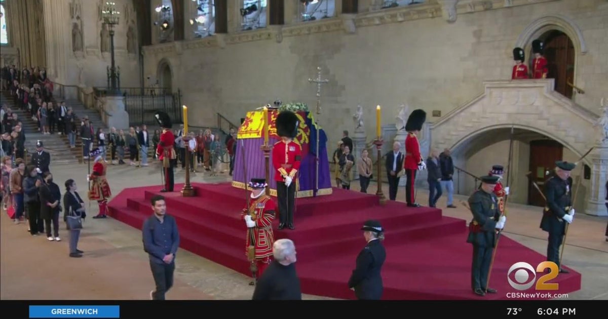 Thousands continue to wait in line to pay respects to Queen Elizabeth ...