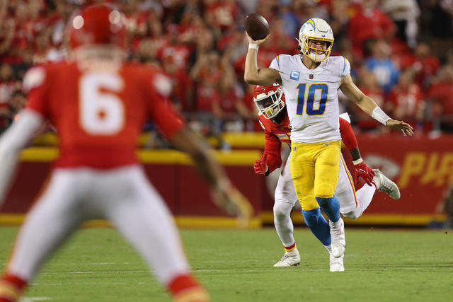 Chargers' Justin Herbert suffered fracture to rib cartilage in loss to  Chiefs, considered day-to-day 