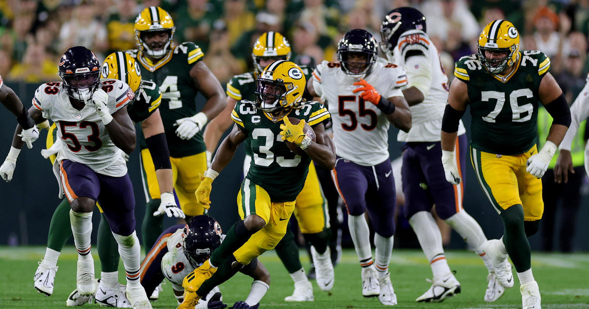 Rodgers, Packers lean on Jones, take care of Bears 27-10