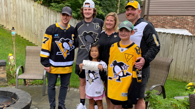 Pittsburgh Penguins host annual Paint the Ice event for season ticket  holders - CBS Pittsburgh