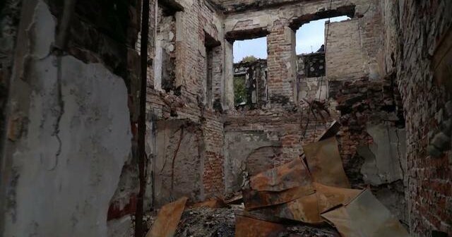 CBS News goes inside an alleged Russian torture chamber in Ukraine - CBS News