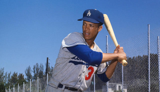 Los Angeles Dodgers' Maury Wills (30) knocks Chicago Cubs third