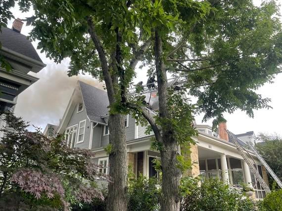 Fire breaks out in historic home in Evanston - CBS Chicago