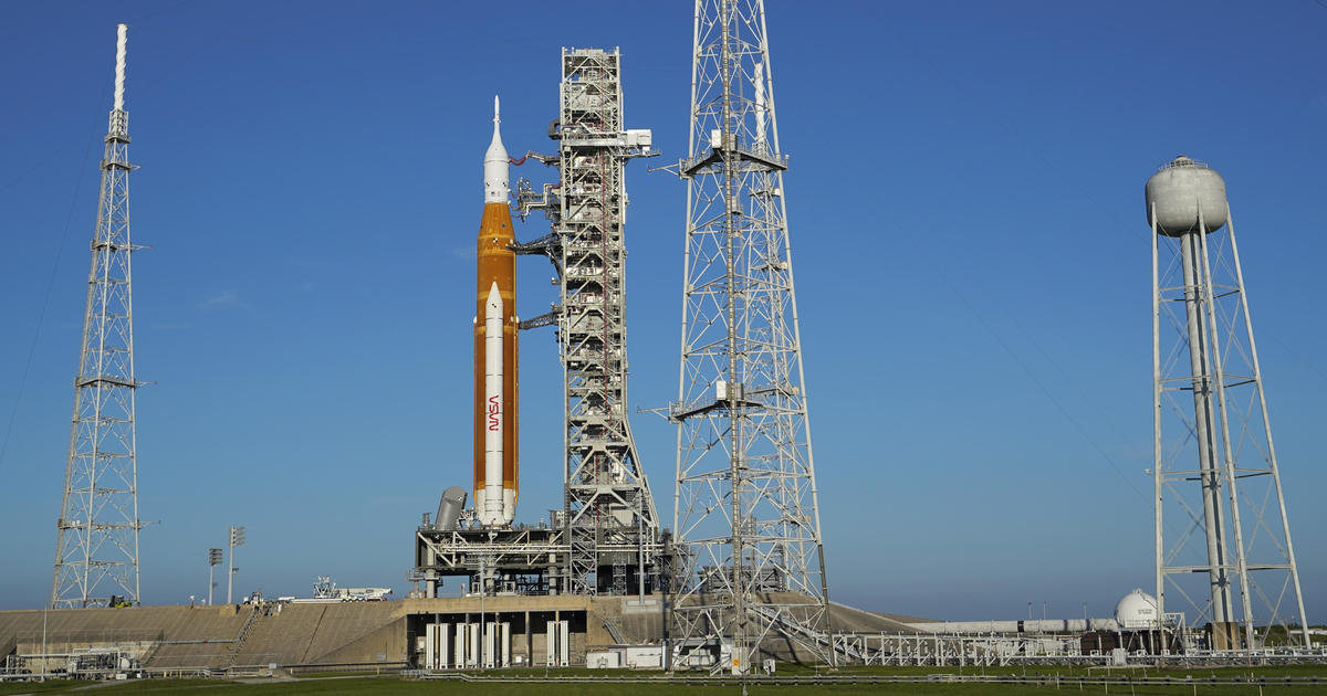 NASA tries fueling moon rocket in exam, but leak reoccurs