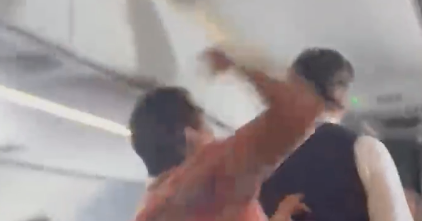 Pasajero captado en video golpeando a asistente de vuelo durante vuelo de México a Los Ángeles