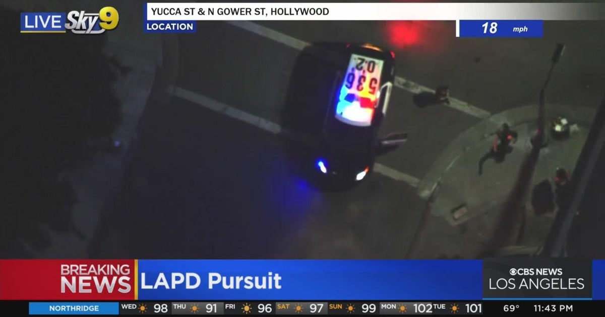 Suspect flees on foot after exiting 101 Freeway - CBS Los Angeles