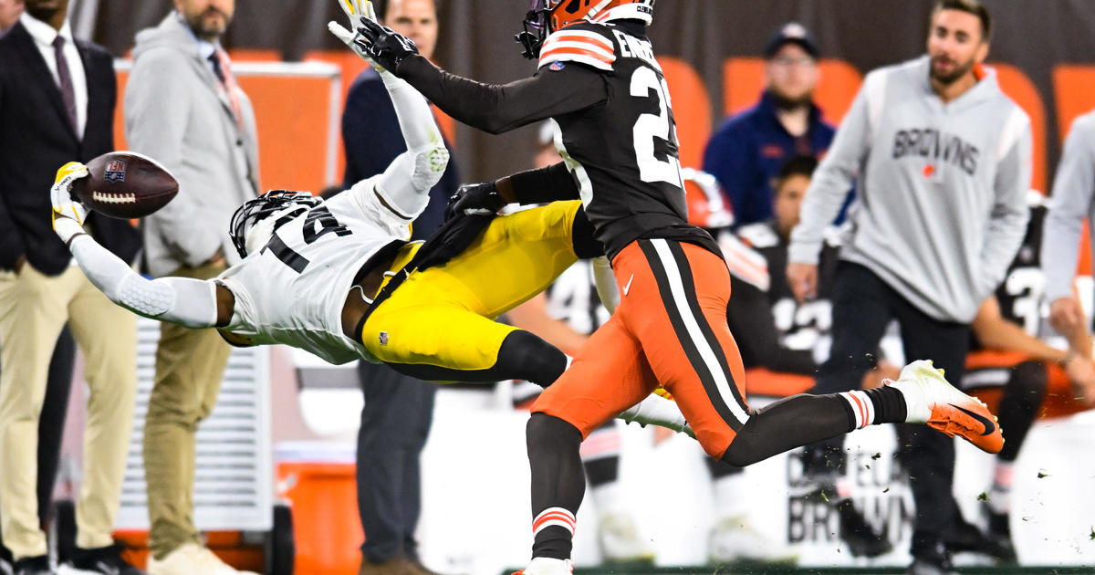 WATCH: Steelers wide receiver George Pickens makes incredible one