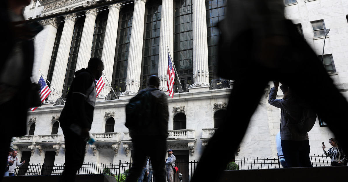 Страховете от рецесия ескалираха, тъй като акциите паднаха рязко