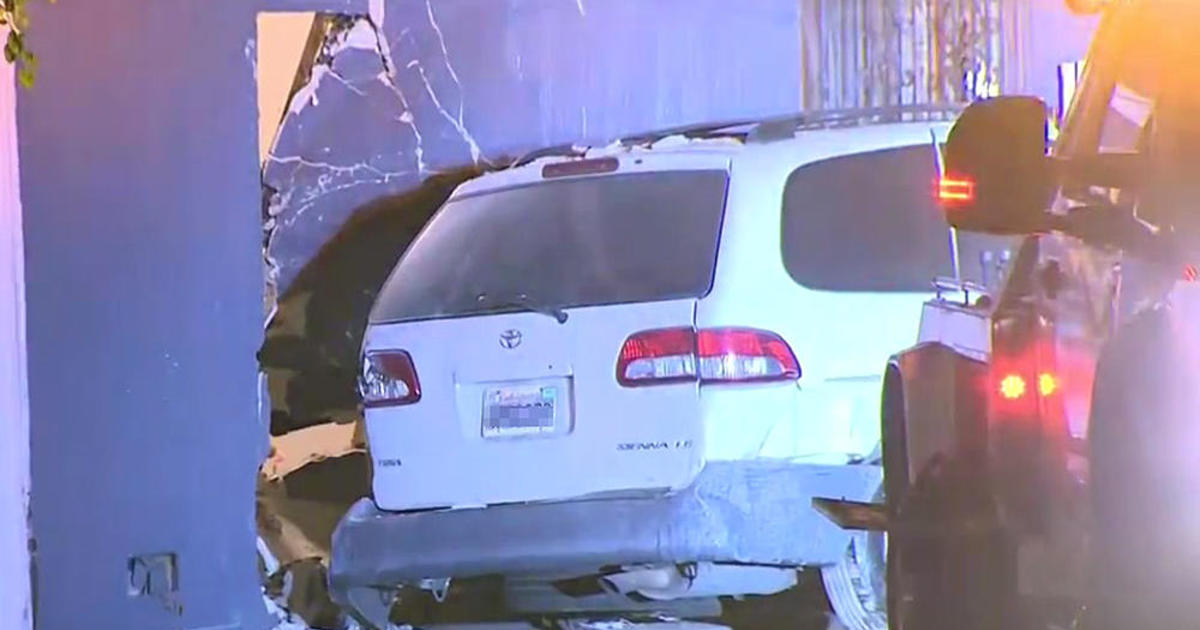 Suspect Rams Sheriffs Vehicle Hits Parked Cars Before Smashing Into Norwalk Home Cbs Los Angeles 6162