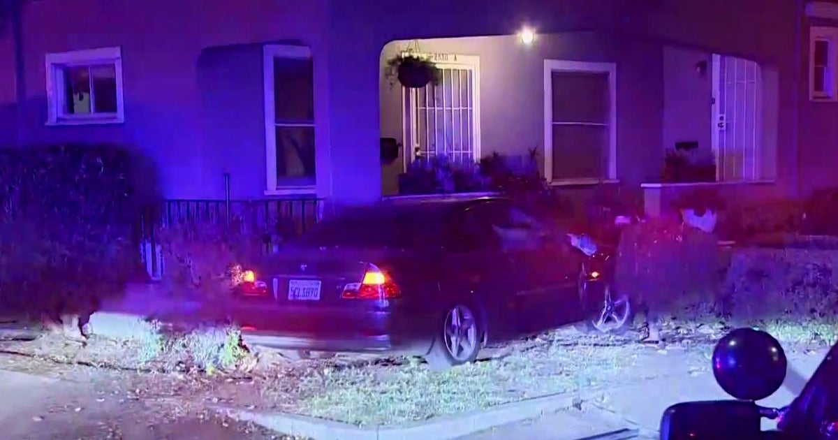 Chase suspect crashes into Midtown Sacramento yard