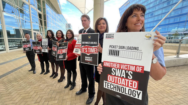 flight-workers-picket-signs.jpg 