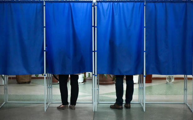 Voting in controversial Ukraine referendums 