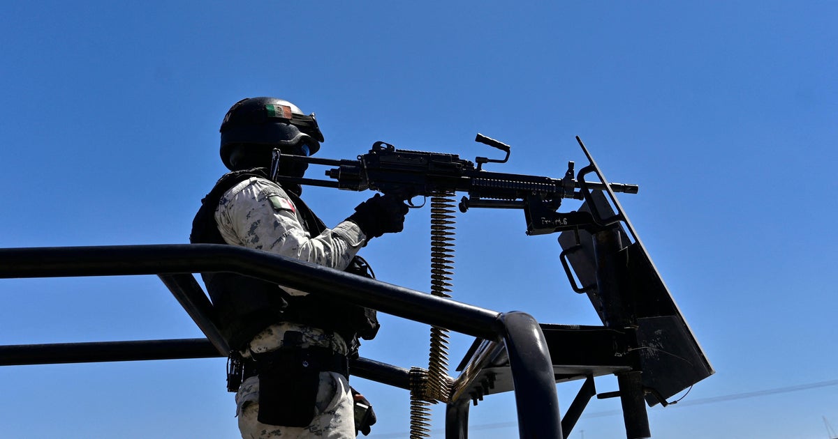 Meksika'da polis şefi, yolsuzlukla mücadele baskını sırasında askerler onu tutuklamak için yaklaşırken intihar ederek öldü