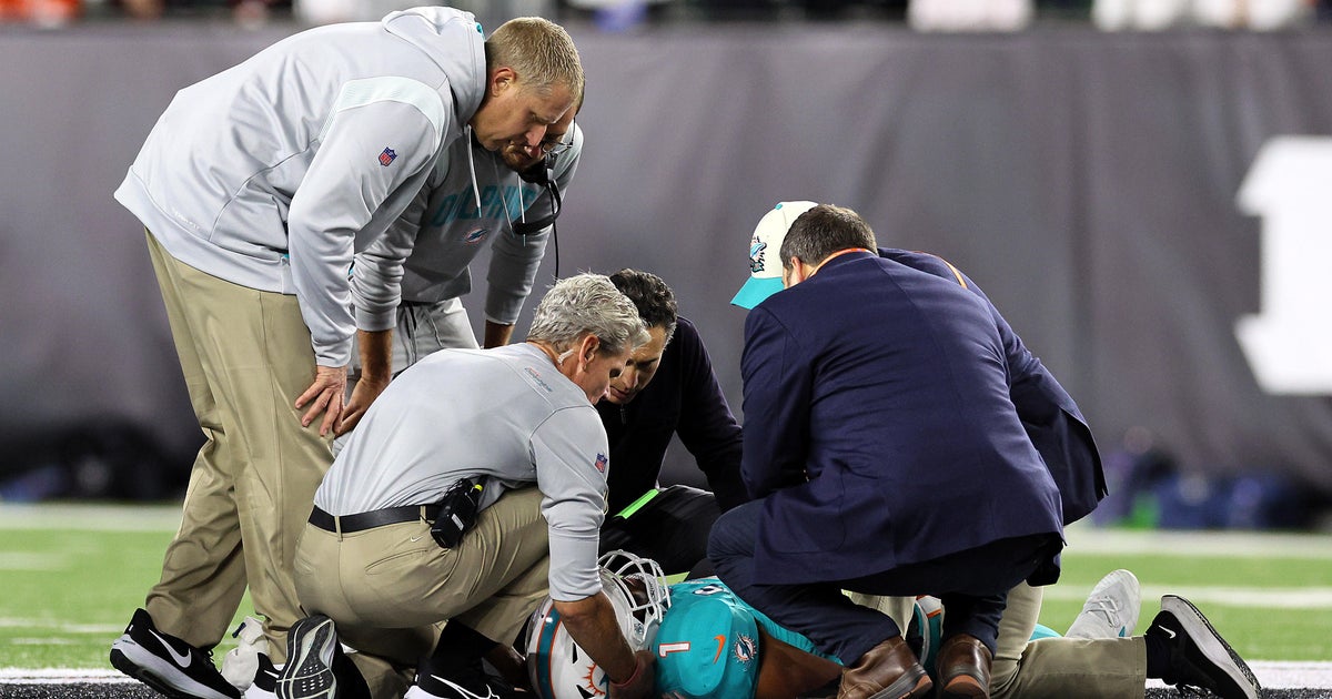 Le milieu de terrain des Dolphins Tua Tagovailoa a reçu un diagnostic de commotion cérébrale et est retourné à Miami après avoir été sorti de l’hôpital