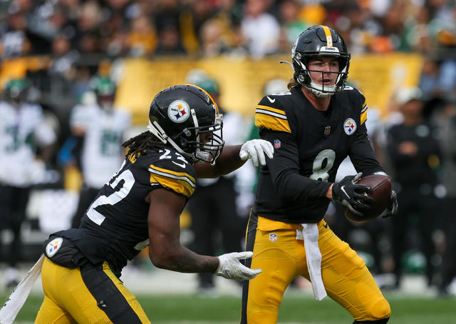 Pittsburgh Steelers quarterback Kenny Pickett (8) walks off the field after  an NFL football game, Sunday, Oct. 2, 2022, in Pittsburgh. The Jets won  24-20. (AP Photo/Don Wright Stock Photo - Alamy