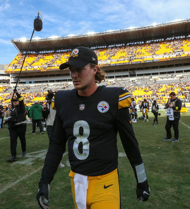 Pittsburgh Steelers quarterback Kenny Pickett (8) walks off the field after  an NFL football game, Sunday, Oct. 2, 2022, in Pittsburgh. The Jets won  24-20. (AP Photo/Don Wright Stock Photo - Alamy