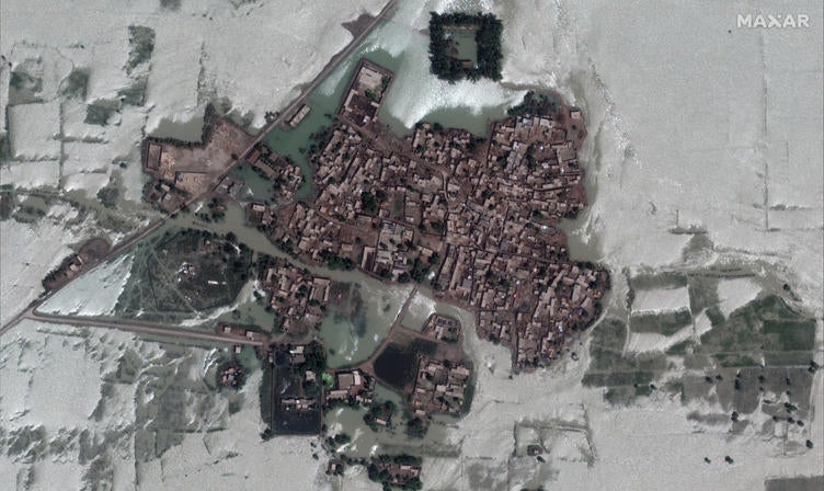 04-village-surrounded-by-floodwaters-rajapur-pakistan-28august2022-wv2.jpg 