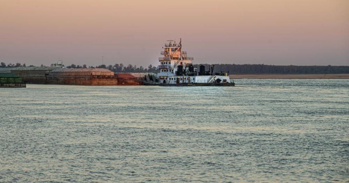 Low water clogs barges The Mississippi