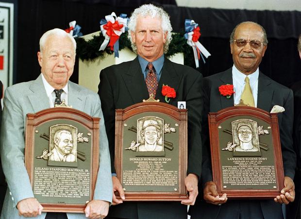 Don Sutton (C), the pitcher who won 324 games and 