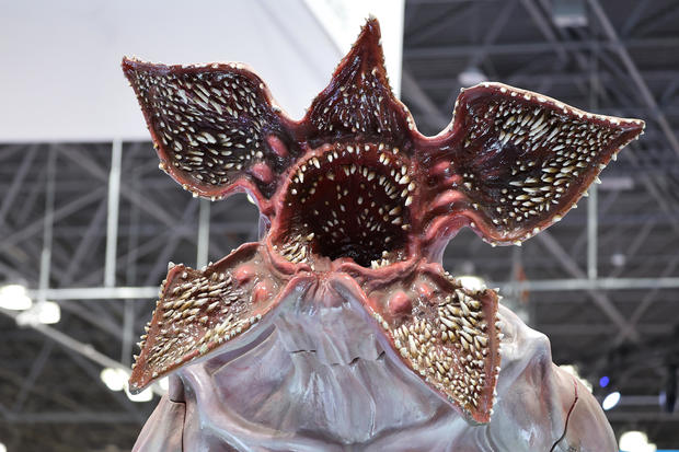 The Demogorgon poses during New York Comic Con 2022 von October 06, 2022 in New York City. 