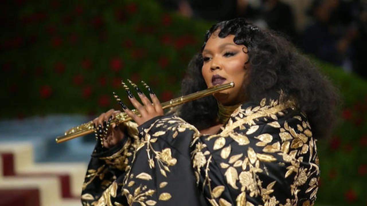 The Uplift: A flute for Lizzo and life-changing friendships - CBS News