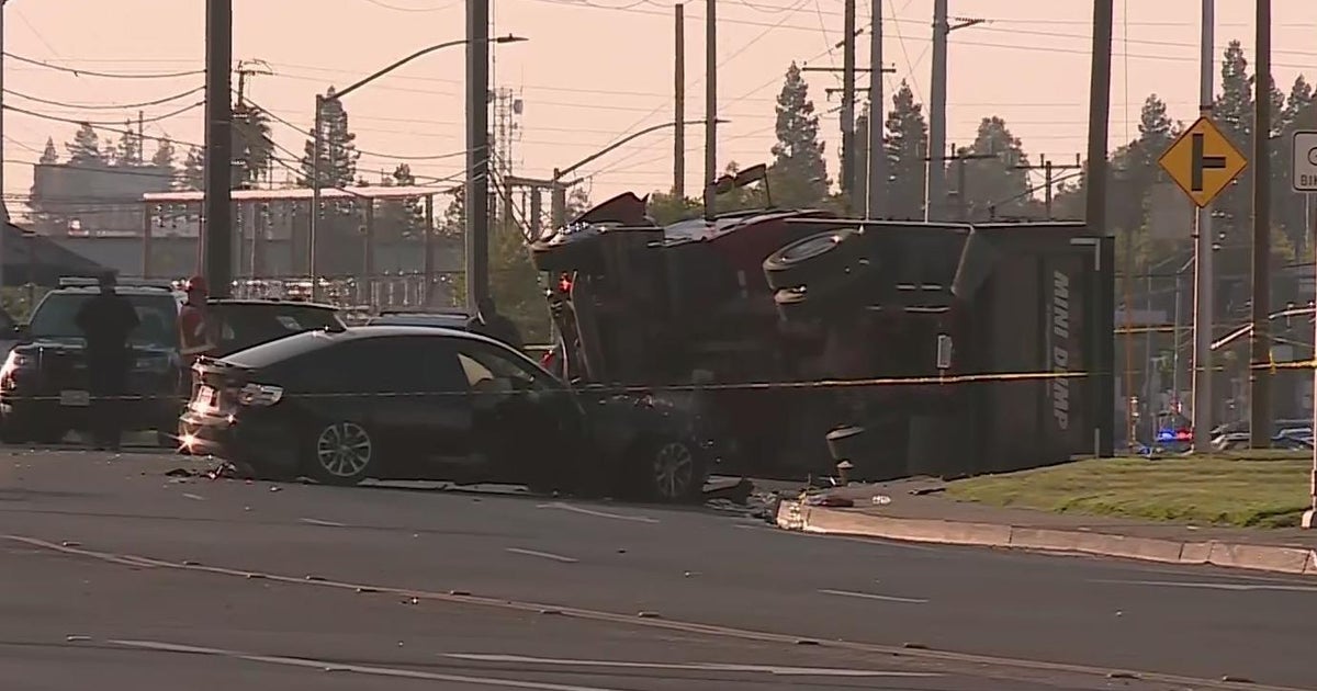 Crash closes Folsom Boulevard near Power Inn Road in Sacramento