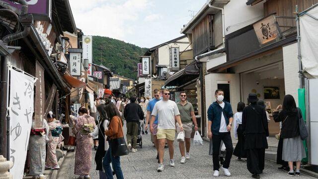 cbsn-fusion-japan-welcomes-solo-travelers-after-two-year-covid-19-isolation-thumbnail-1366455-640x360.jpg 