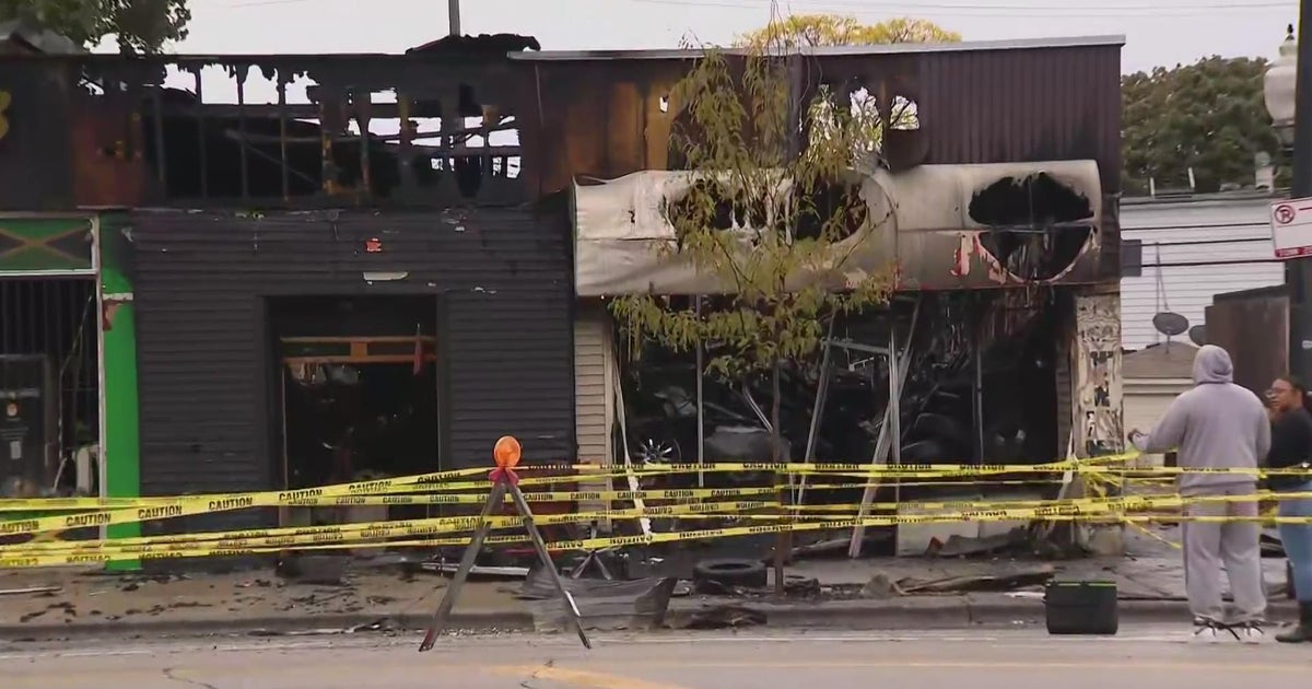 Fire destroys tire shop, restaurant in West Garfield Park CBS Chicago