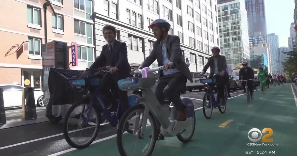 Officials tout new protected bike lane in Downtown Brooklyn - CBS New York