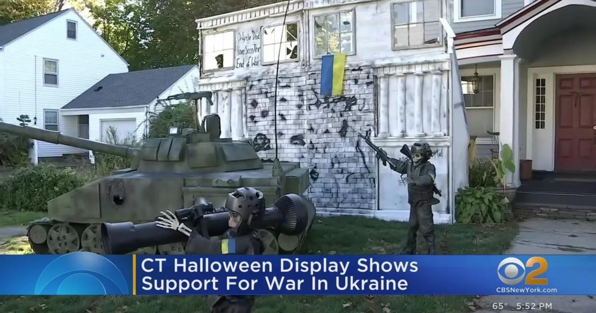 Halloween display shows support for Ukraine CBS New York