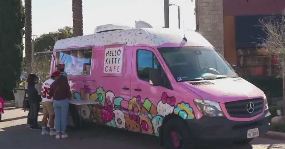 Achona  Hello Kitty Cafe Truck Review (VIDEO)