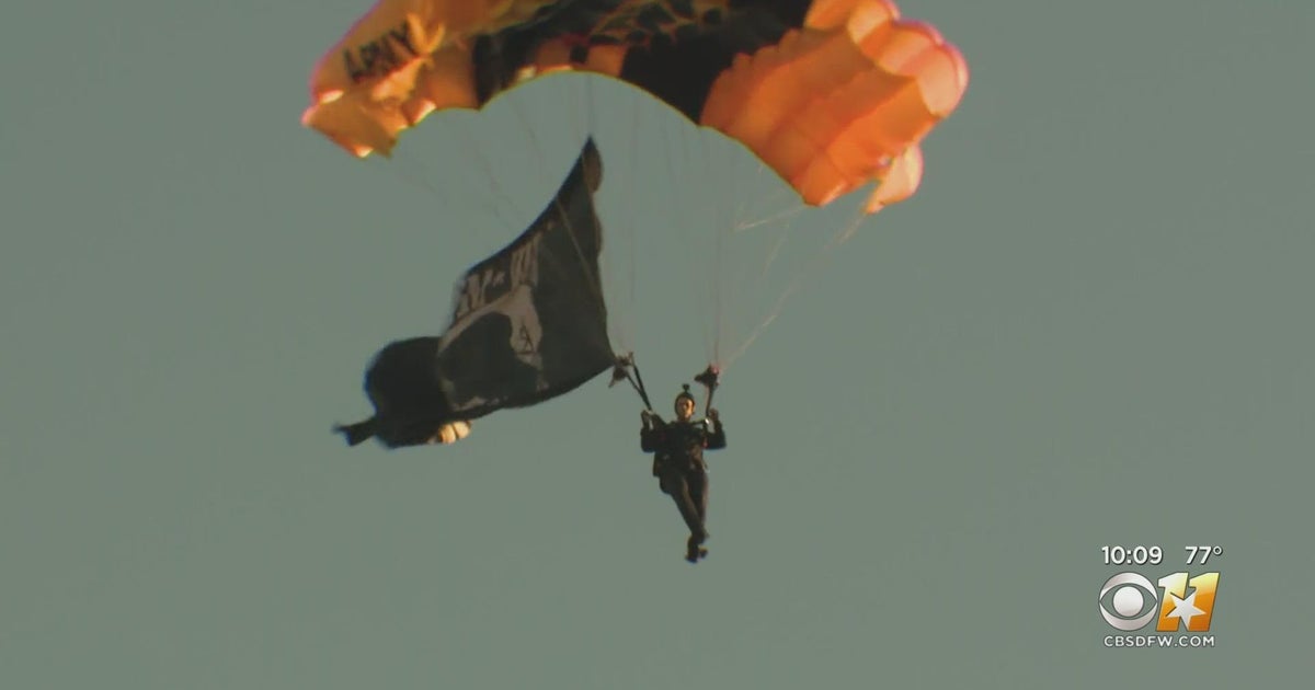 Military skydivers put on a show before SMU vs. Navy game - Vimarsana News