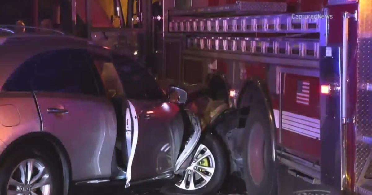 1 dead after multi-car crash on Chicago's Southwest Side - CBS Chicago