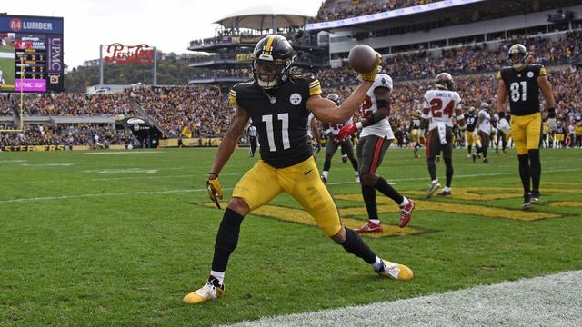 steelers-buccaneers-ap-10-16-2022.jpg 