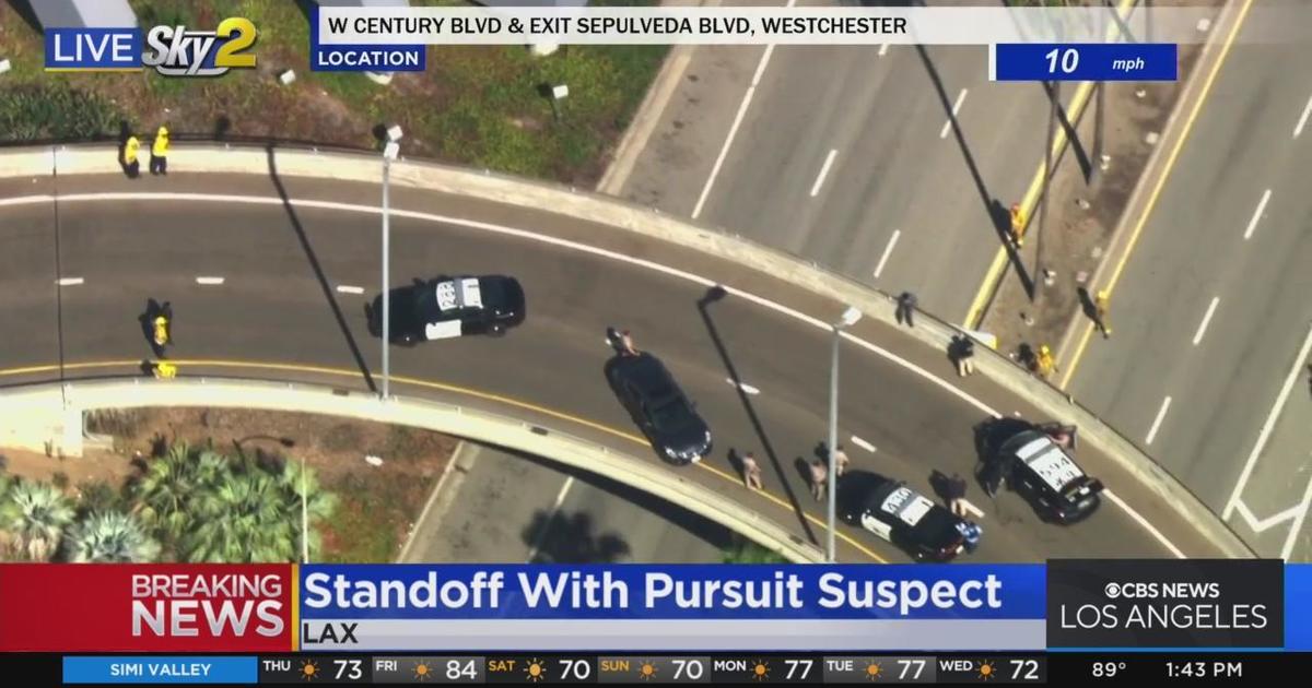 Negotiator Brought In To Try And Convince Pursuit Suspect To Surrender Cbs Los Angeles 1443