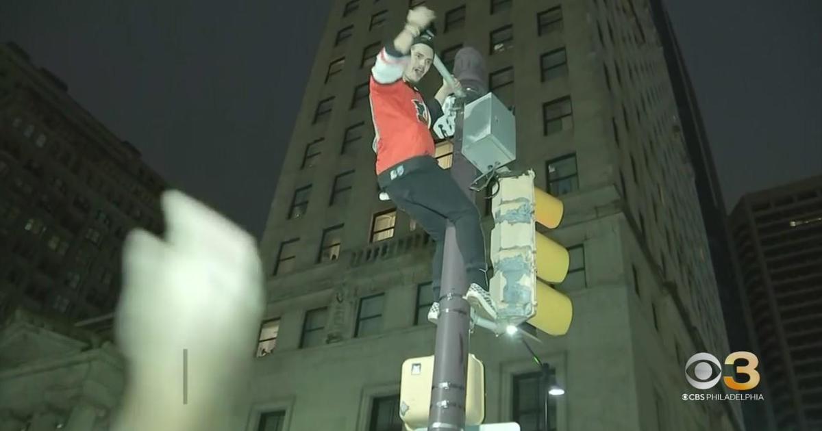 Phillies fans celebrate in Center City - CBS Philadelphia